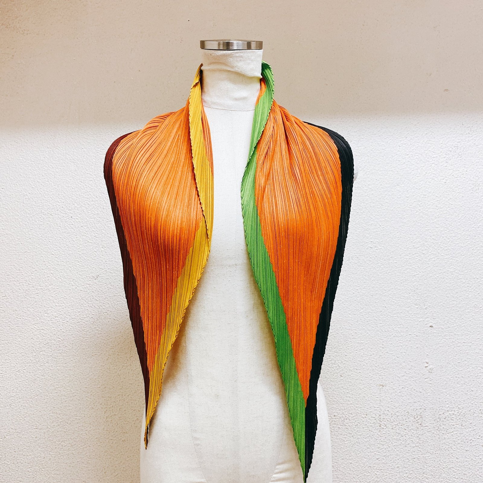 イッセイミヤケ プリーツプリーズ スカーフ 菱形 オレンジ色